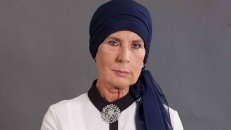 Aliye es la madre de Kenan, una mujer entrometida en la vida de sus hijos. Intenta que se cumpla su voluntad y se rige por tradiciones religiosas.