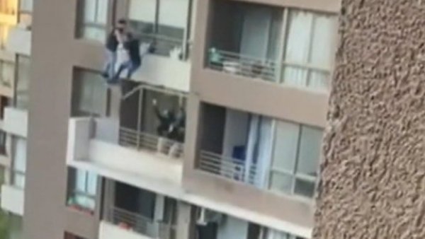 Impactante registro: Delincuente intenta evadir detención trepando edificio y casi se cae
