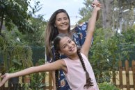 Melek es la madre de Elif, quien no tiene límites si se trata de proteger a su hija. Renunció al amor por salvar a su pequeña cuando su suegra la amenazó.