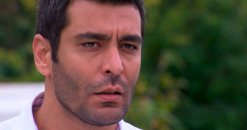 Kenan nunca pudo olvidar a su amor de juventud, Melek, de quien se separó por culpa de su madre. Se casó con Arzu y tienen una hija. No sabe que es el padre de Elif.