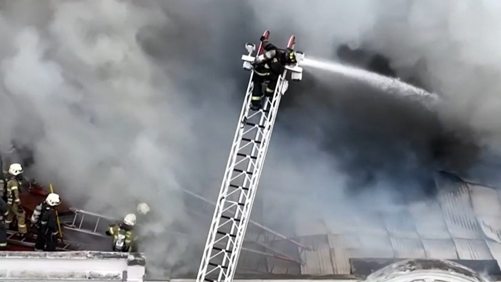 Prevencionista de riesgos entrega recomendaciones de evacuación ante un incendio
