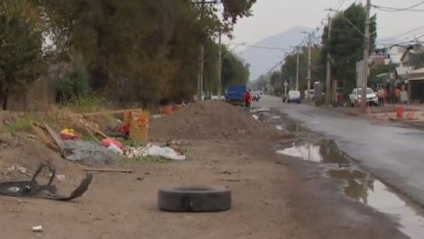 ¡18 años esperando en Maipú! Vecinos indignados esperan arreglo de calle que genera inundaciones y gran basural
