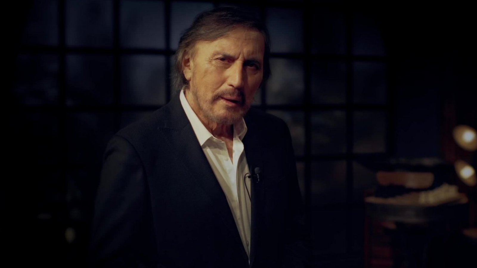 Carlos Pinto presenta "Una sombra en la noche"
