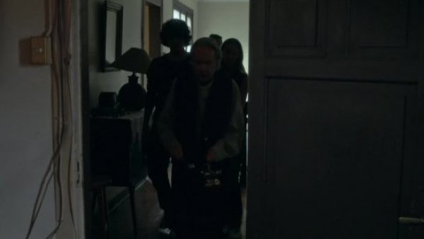 El padre Samuel enfrenta a la terrorífica sombra
