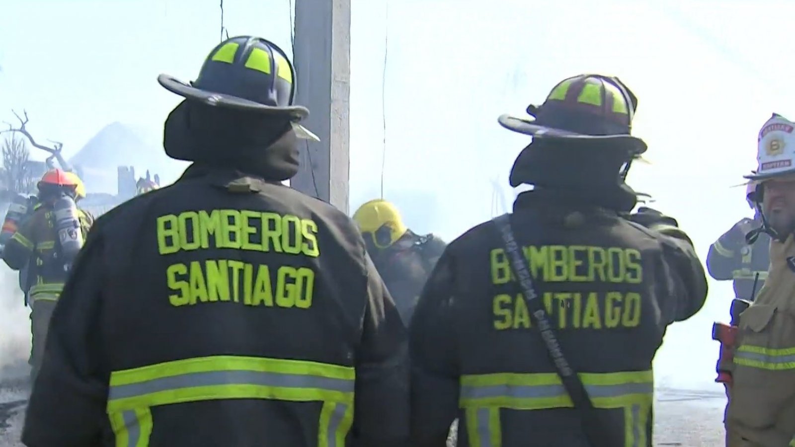 Al frente de una bodega de venta de gas: Controlan peligroso incendio en Estación Central
