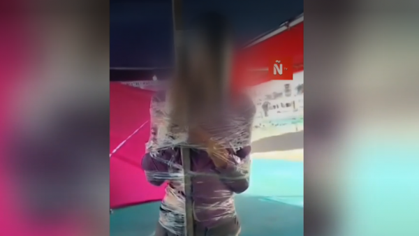 Amarran con cinta adhesiva a sujeto acusado de robar celulares
