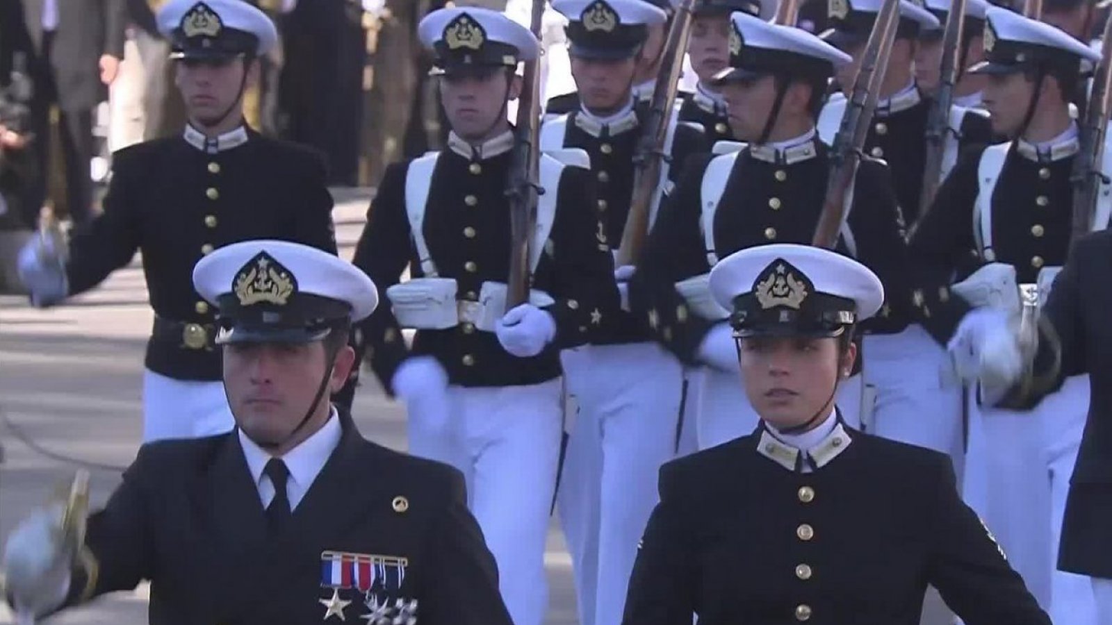 Así comenzó el desfile en el día de "Las Glorias Navales"
