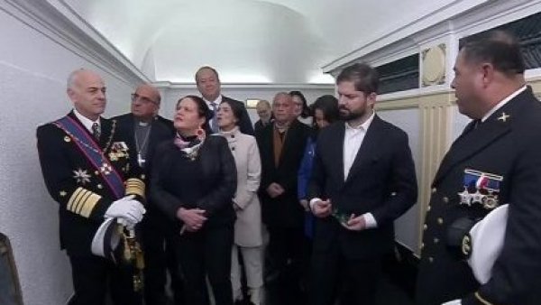 "La Cripta de Los Héroes": Presidente Boric recorre un lugar sagrado para los marinos de Chile
