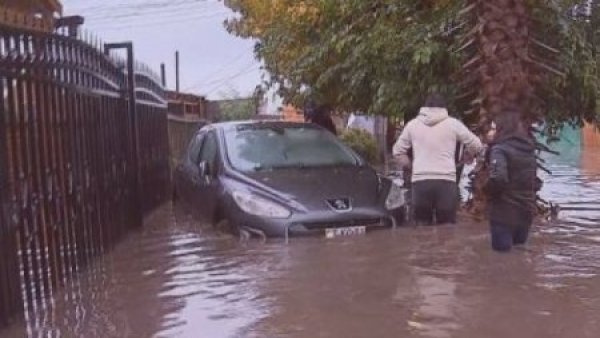 Casas anegadas y vehículos atrapados en Quilicura
