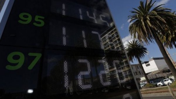 Bencinas bajarán hasta $30 por litro a contar del jueves
