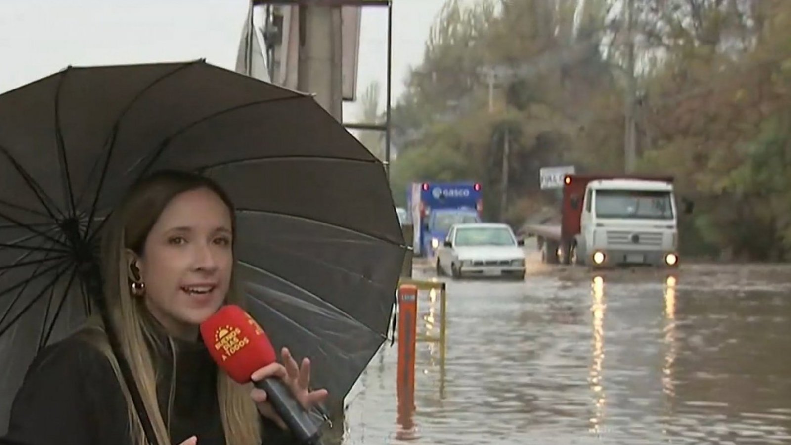 ¡Ya está desbordado el canal Santa Marta!

