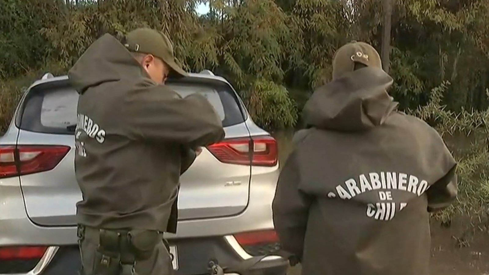 ¡Más de una hora atrapados! Conductores no pueden salir de sus autos por crecida de canal en Maipú
