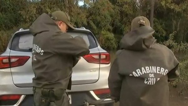 ¡Más de una hora atrapados! Conductores no pueden salir de sus autos por crecida de canal en Maipú
