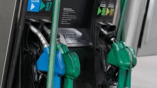Un respiro a los bolsillos: El precio de las bencinas bajarán $30 desde este jueves
