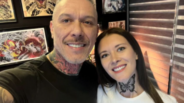 ¡Nos engañó a todos! Tatuaje de Carla Jara era parte de campaña del Día Mundial de la Tiroides
