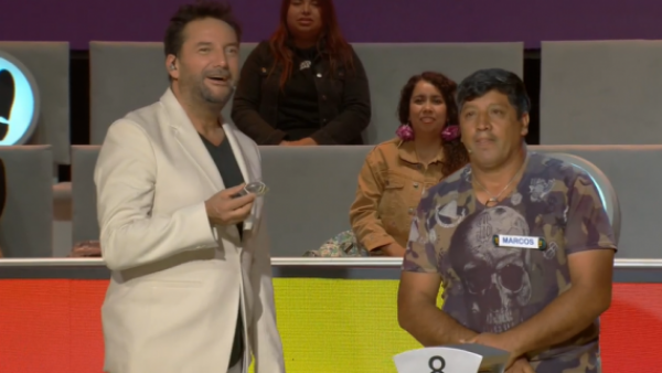 "Soy truquero": Participante sorprende a Daniel Fuenzalida con truco de magia
