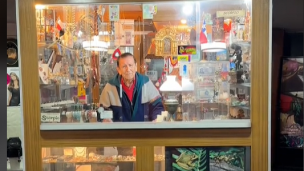 "Hay días que vendo $0": Campaña viral busca apoyar a artesano de 88 años
