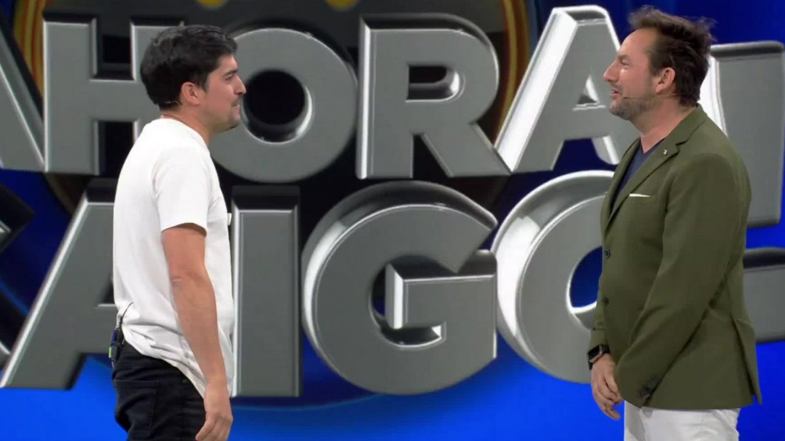 Participantes cantan feliz cumpleaños a líder de "Ahora Caigo"
