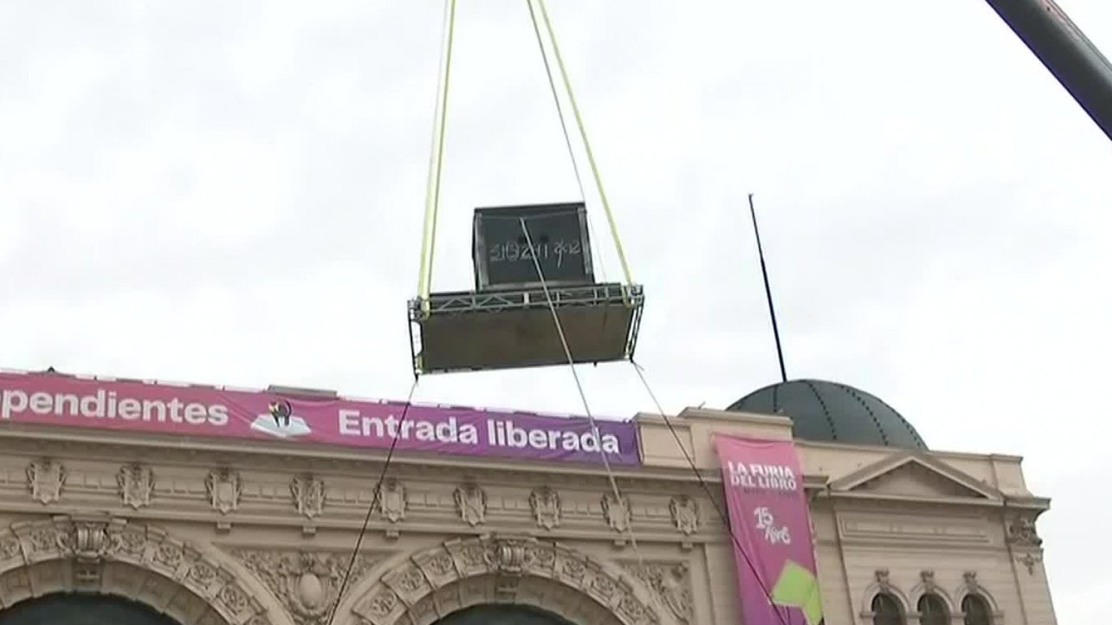 ¿Dónde está?: Jean Paul Olhaberry realiza impresionante acto de escapismo en la Estación Mapocho
