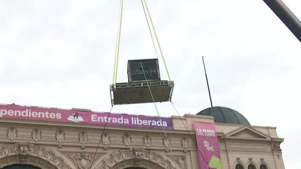¿Dónde está?: Jean Paul Olhaberry realiza impresionante acto de escapismo en la Estación Mapocho
