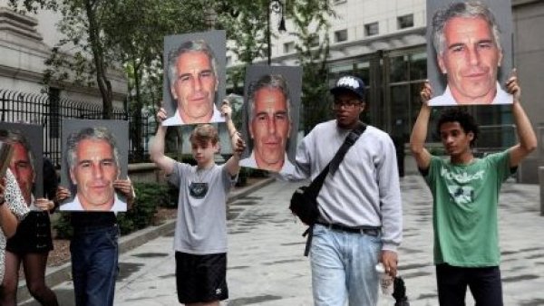 Víctima de Jeffrey Epstein denuncia que él le recomendó un psiquiatra que también la violó
