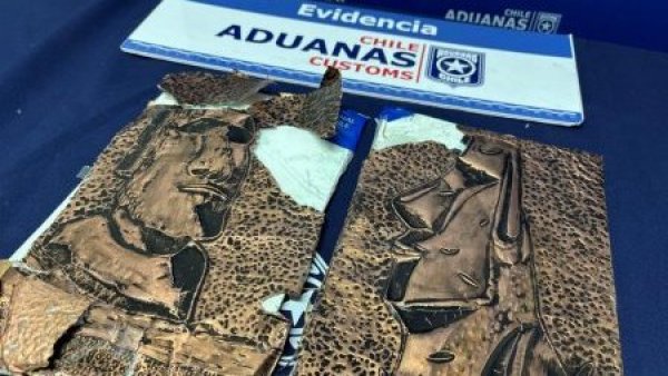 Descubren cocaína en artesanías de moais que tenían como destino Australia
