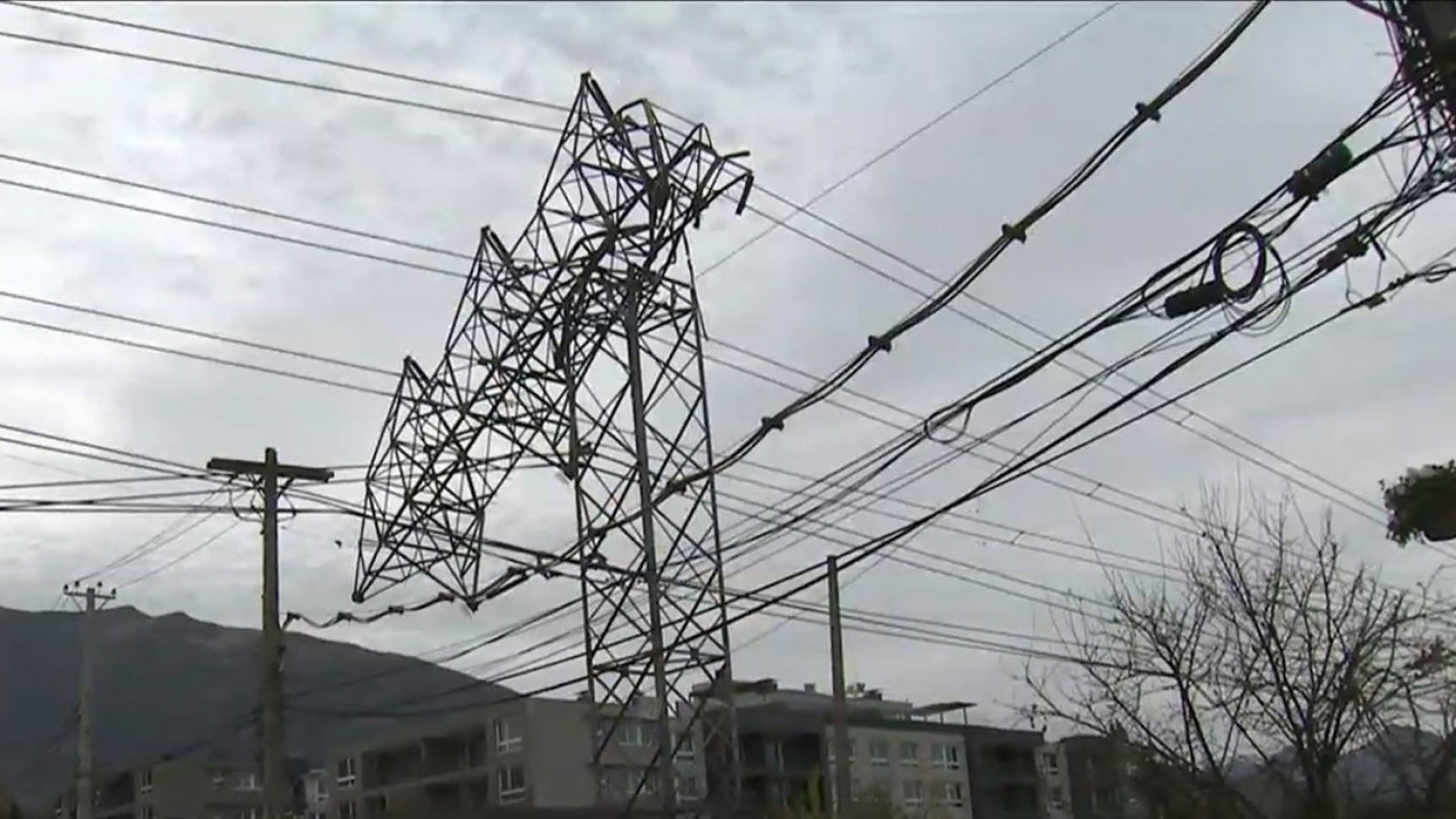 Así es la torre que dejó a 450 mil hogares sin luz en Santiago
