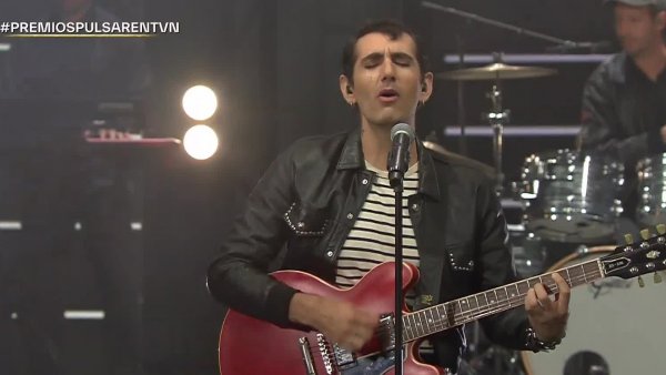 Revive la presentación de Alex Anwandter en los Premios Pulsar 2024
