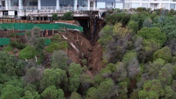 Nuevo socavón mantiene en alerta y preocupación a residentes de edificio en Reñaca
