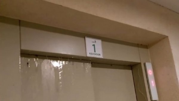 ¡El agua cae por los ascensores! Grave filtración de agua en edificio de Concepción
