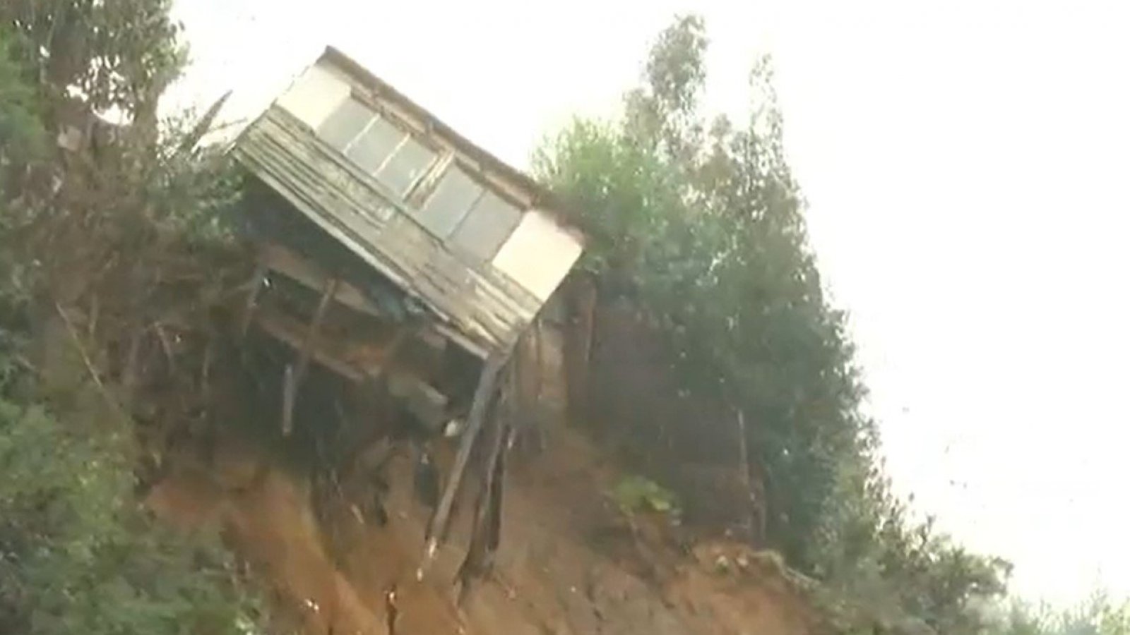 VIDEO: Así fue el colapso de vivienda tras socavón provocado por intensas lluvias
