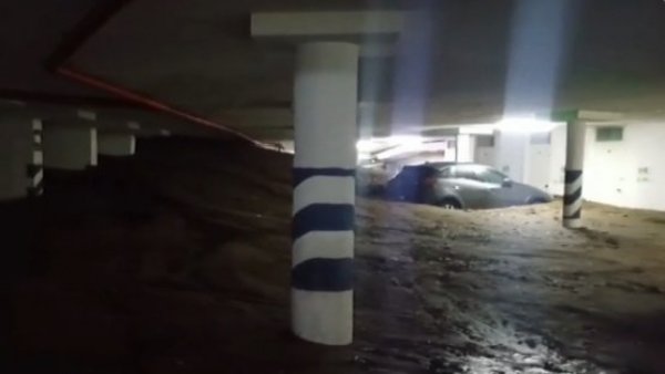 Los impresionantes registros de la planta baja del edificio afectado con socavón
