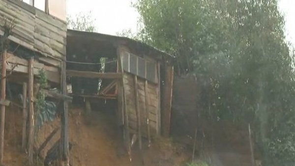 Inminente caída de casas por deslizamiento de tierra en Curanilahue
