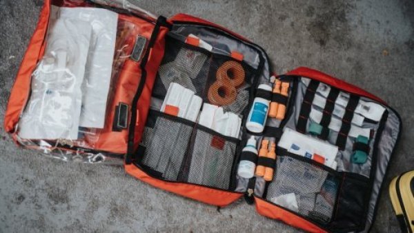 ¿Qué debo incluir en un kit de emergencia?
