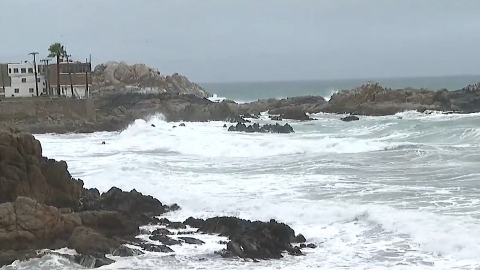 Marejadas y socavón: Así enfrenta el litoral central las intensas lluvias
