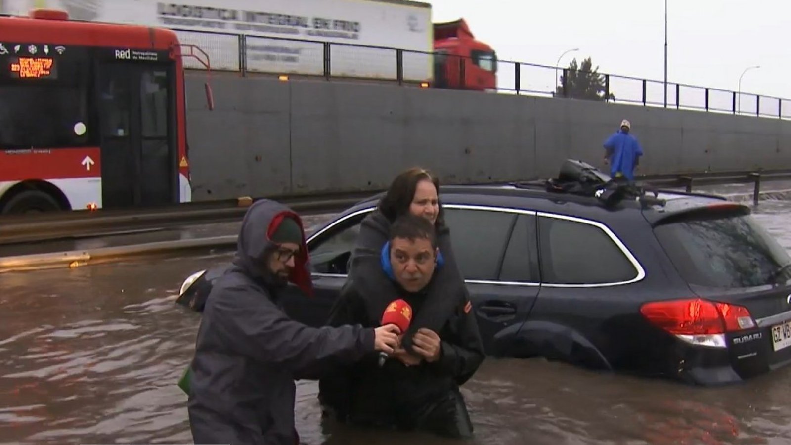 ¡Buenos Días a Todos al rescate!: Leo Castillo salva a mujer atrapada desde auto inundado
