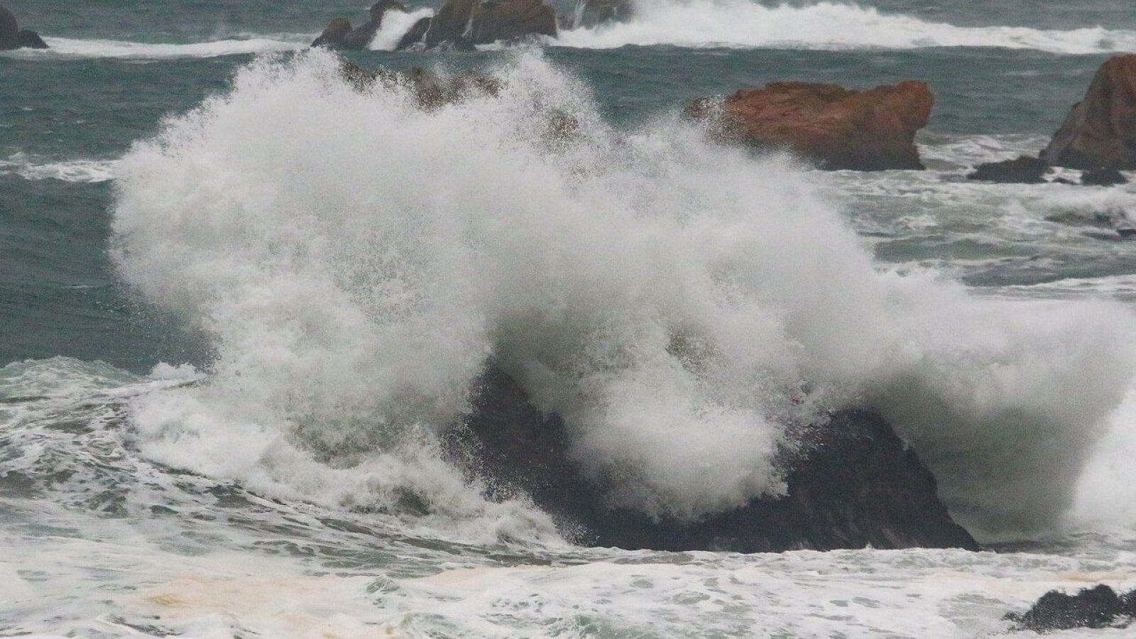 No se arriesgue: Marejadas y fuertes ráfagas de viento en el borde costero de Viña de Mar
