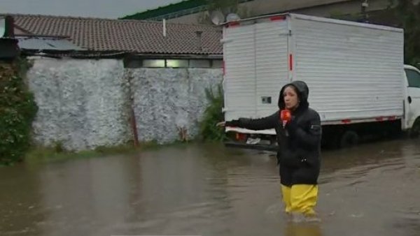 Vecinos de Pudahuel piden cerrar las calles para impedir que el agua ingrese a sus casas

