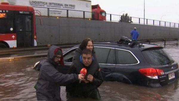¡Buenos Días a Todos al rescate!: Leo Castillo salva a mujer atrapada desde auto inundado
