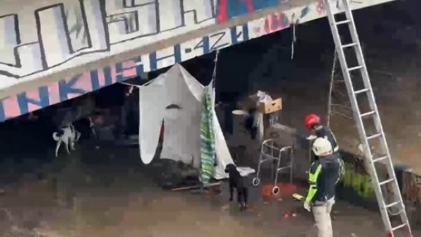 Rescatan a familia junto a sus mascotas desde la ribera del río Mapocho
