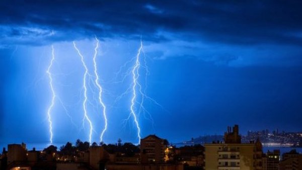 "Por tormentas eléctricas": Emiten aviso meteorológico para seis regiones del país