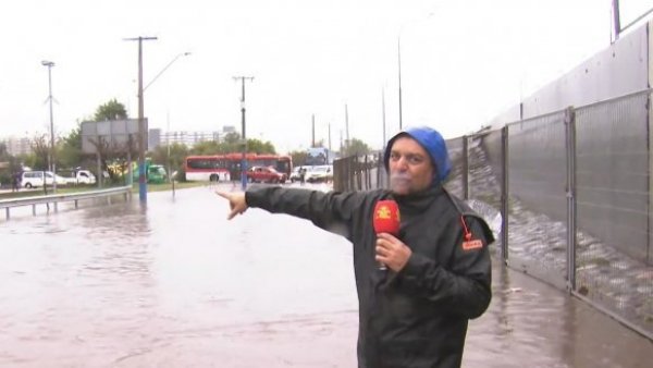 ¡Súper Leo Castillo!: Ayudó a otros dos conductores con problemas con el agua
