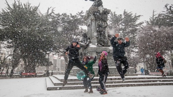 "Nevando a la antigua": Punta Arenas tiene un blanco despertar