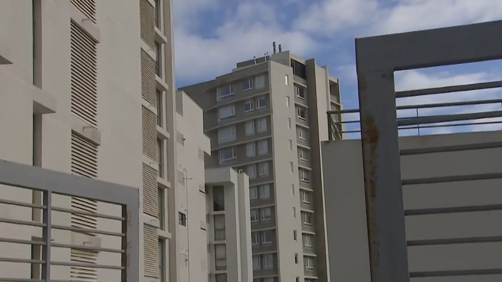 Delincuentes roban en al menos 30 departamentos de edificio afectado por socavón

