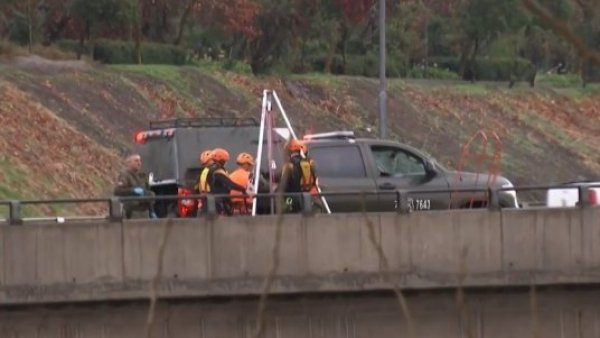 Encuentran cadáver en ribera del río Mapocho
