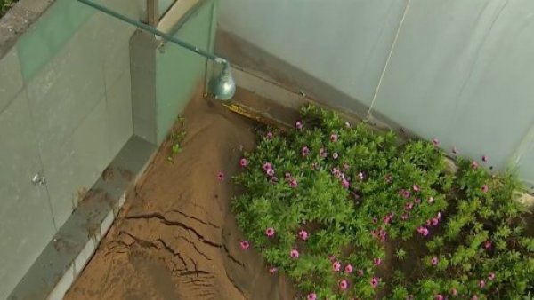 Residentes afectados por socavón alertan desplazamiento de agua y barro
