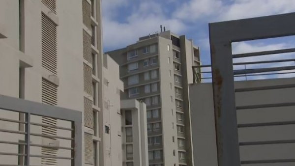 Delincuentes roban en al menos 30 departamentos de edificio afectado por socavón
