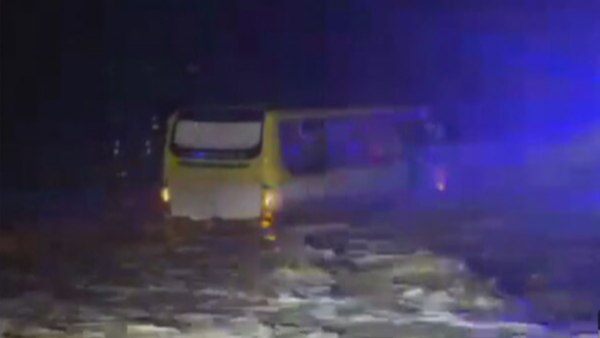 Bus con pasajeros queda varado por desborde de estero en Tiltil