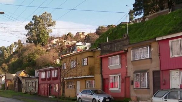 ¡Peligro inminente! Cerro podría derrumbarse sobre casas en Talcahuano
