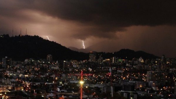 Emiten aviso por tormentas eléctricas para la RM y otras cinco regiones del país
